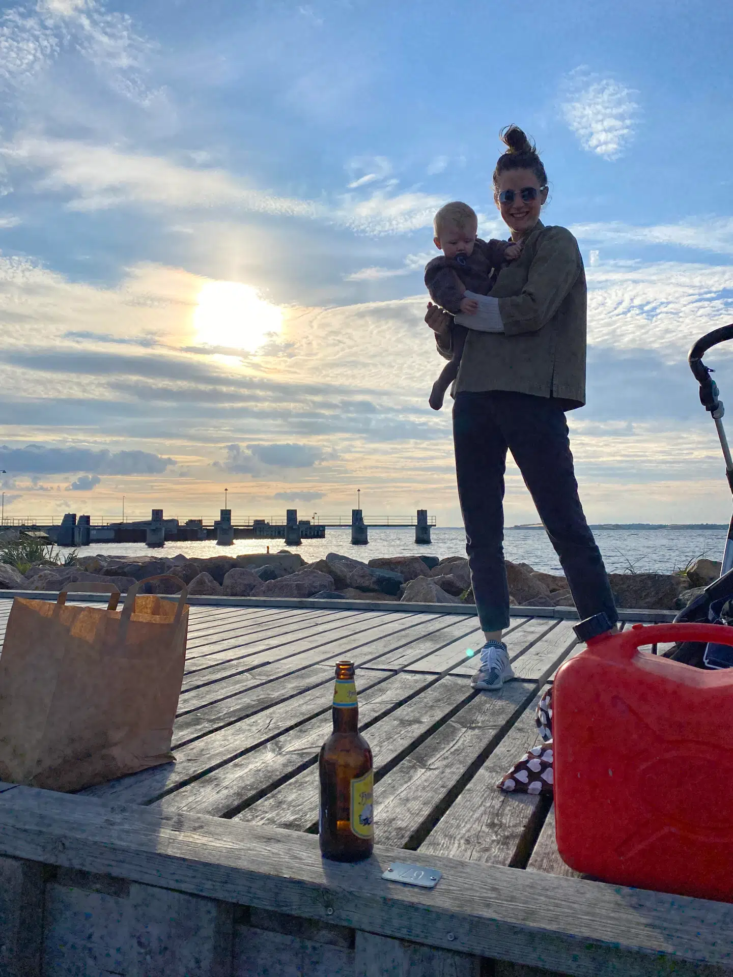 »Vi er nok mere sociale herovre, fordi det er så uformelt på øen. Her kommer naboer dumpende for at nyde en kop kaffe i haven og få en sludder, og man behøver ikke at booke tid i kalenderen flere uger i forvejen.«