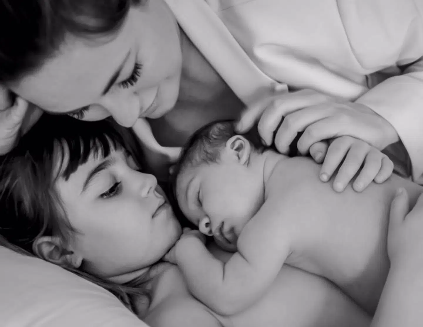 Amalie Szigethy med døtrene Josephine og Hannah.