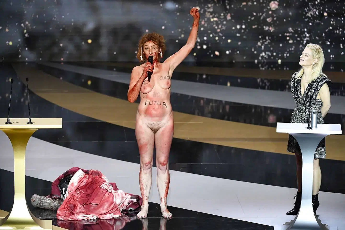 Den franske skuespillerinde Corinne Masiero på scenen til César Film Awards i Frankrig. (Photo by Bertrand GUAY / various sources / AFP)