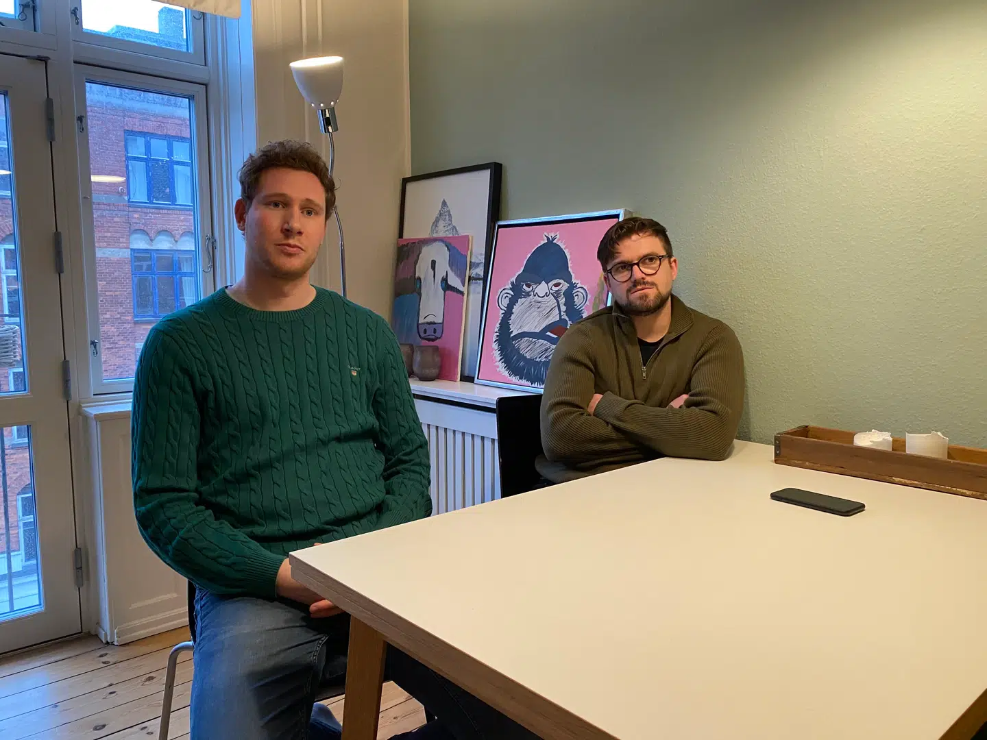 Vennerne Mads Turpie (tv.) og Alexander Greve (th.) skulle sammen flytte ind i de store værelser i lejligheden på Frederiksberg i 2018. To uger før aflyste udlejeren og beholdt indskuddet. Deres politisag er stadig ikke afsluttet.