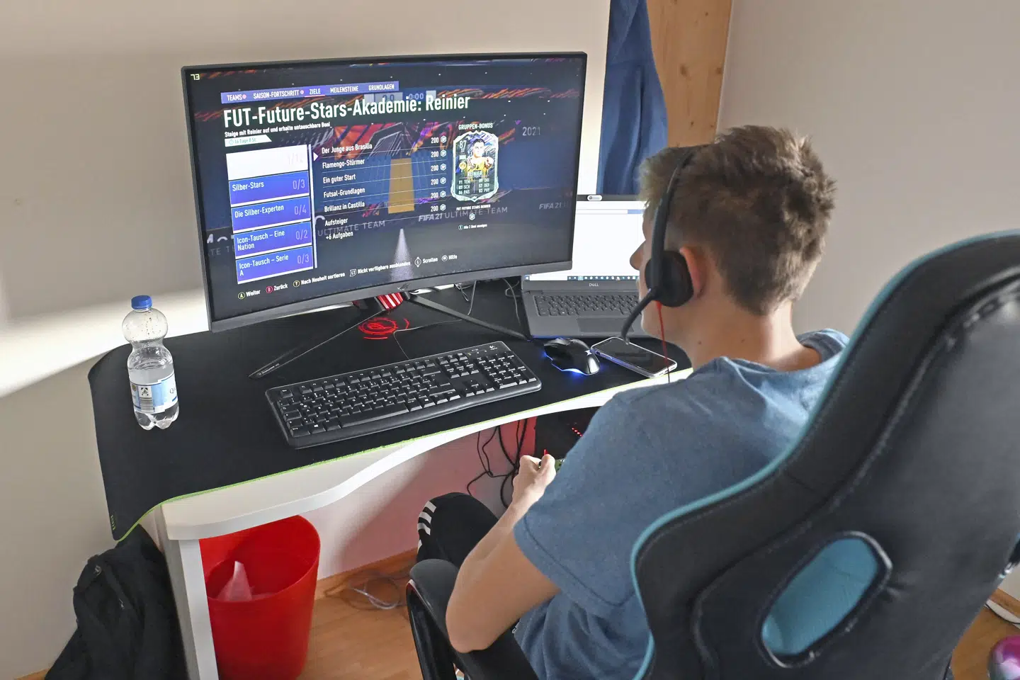 Det blev en dyr fornøjelse for ni mænd, da de natten til søndag blev taget i at bryde forsamlingsforbuddet ved at mødes og spille computer. (Arkivfoto). Drengen på billedet har intet med hændelsen i Lyngby at gøre. Frankhoermann/Sven Simon/Ritzau Scanpix