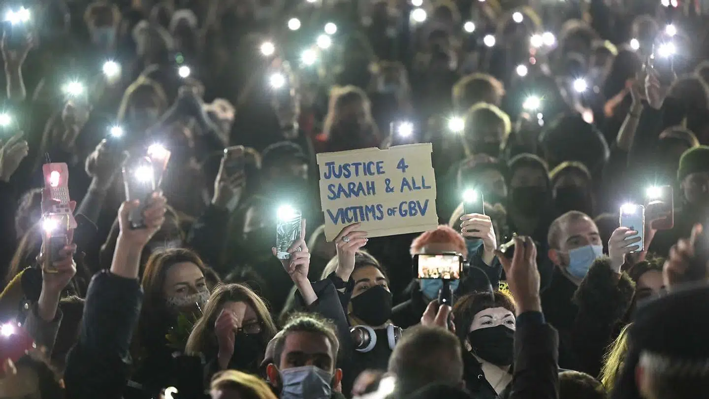 Massevis af briter er samlet for at mindes den 33-årige kvinde Sarah Everard, der blev fundet dræbt fredag. Foto: Scanpix