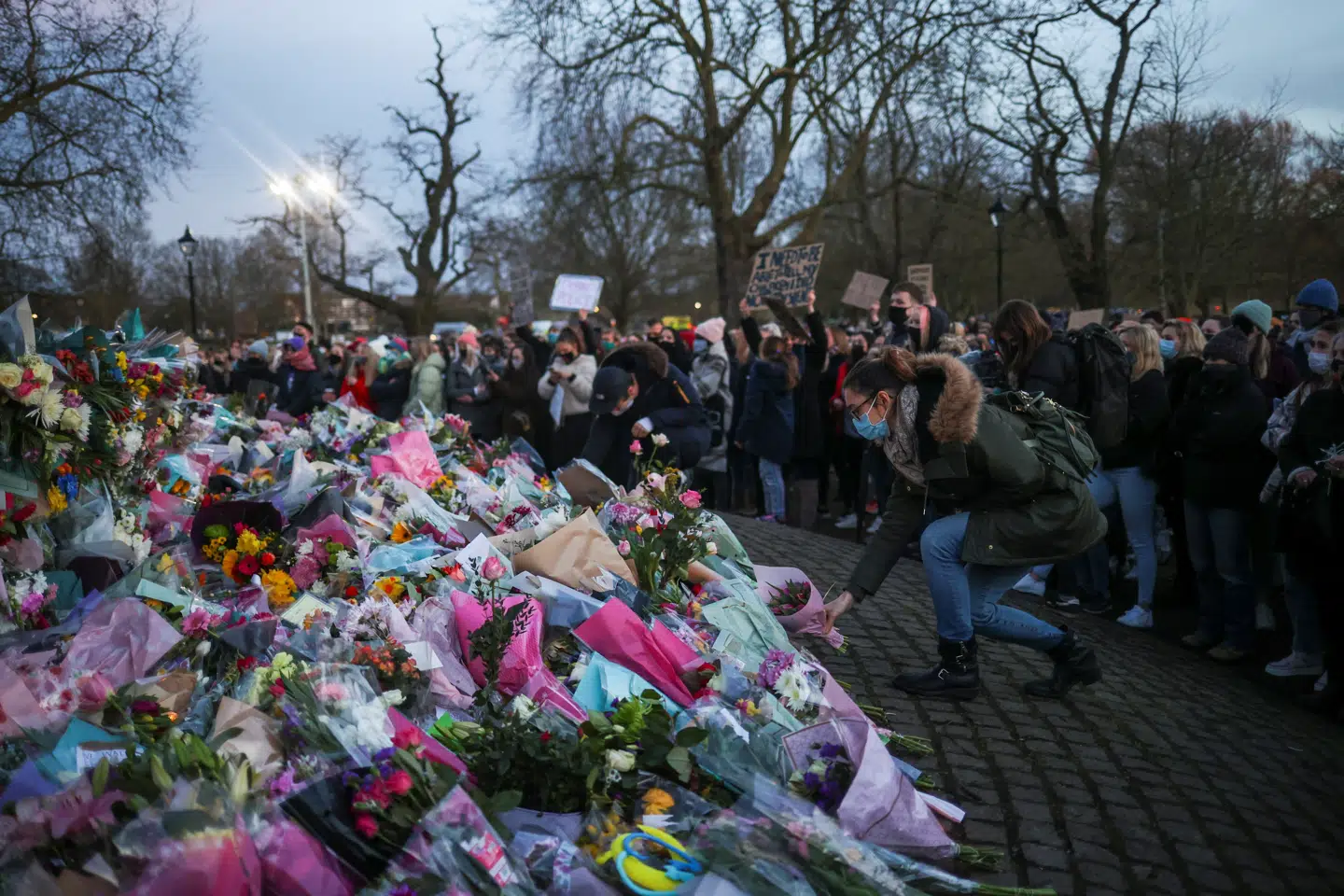 Et blomsterhav har rejst sig ved det midlertidige mindesmærke, der er opstillet ved Clapham Common i det sydvestlige London, hvor Sarah Everard sidst blev set i live den 3. marts. Hannah Mckay/Reuters