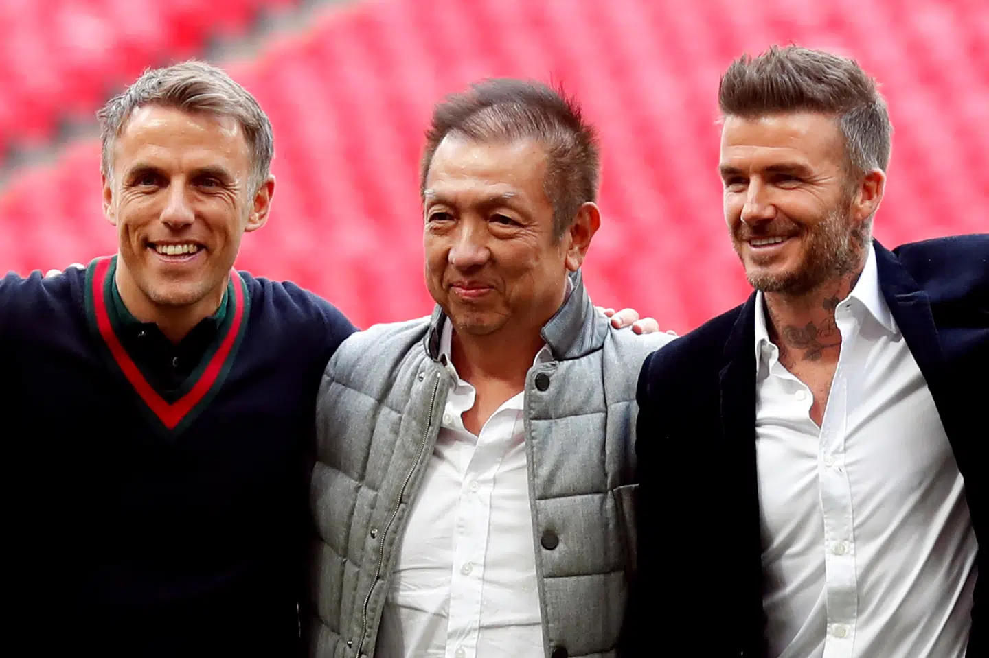 Phil Neville (til venstre) og David Beckham ejer hver ti procent af fodboldklubben Salford. Forretningsmanden Peter Lim (i midten) ejer 40 procent. (Arkivfoto) Peter Cziborra/Ritzau Scanpix