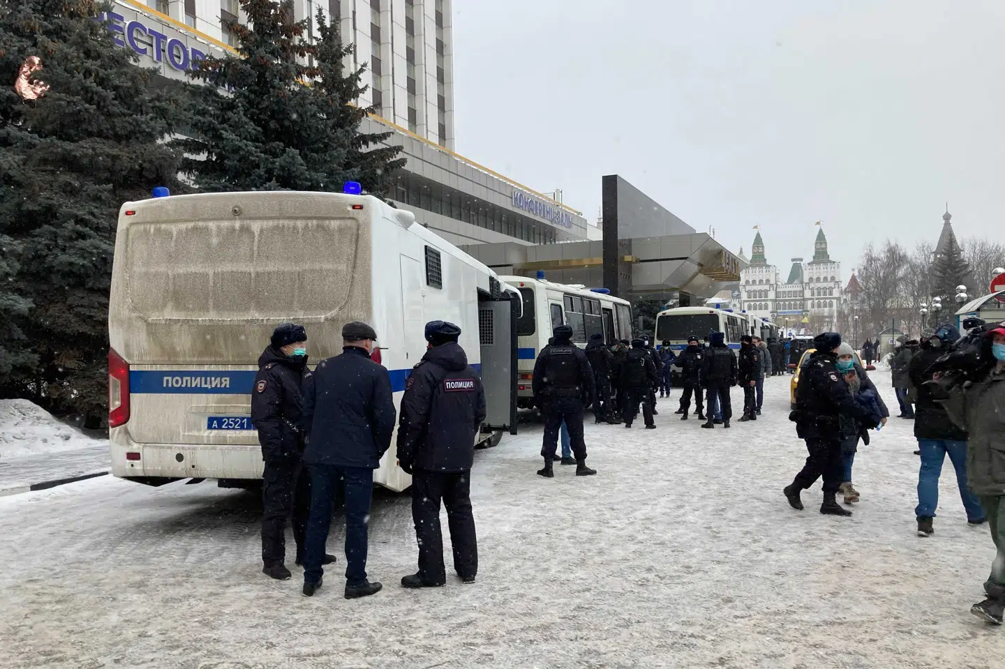 Flere politibusser holder udenfor det hotel i Moskva, hvor oppositionspolitikere lørdag var samlet til konference. Men efter halvanden time trængte politiet ind og anholdt de fleste af deltagerne. Hannah Wagner/Ritzau Scanpix