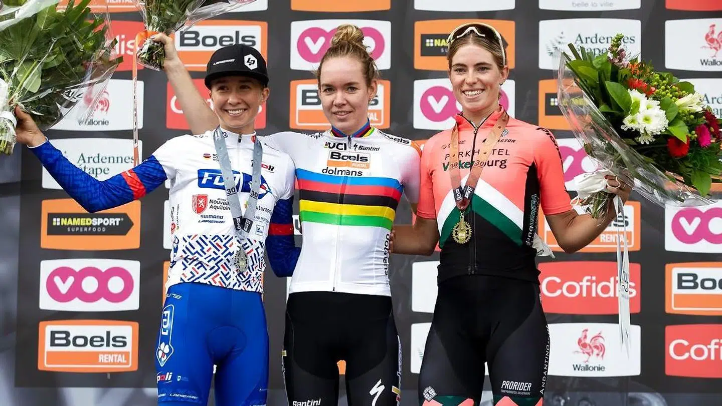 Cecilie Uttrup Ludwig på podiet ved La Fleche Wallonne i 2020 med Anna van der Breggen og Demi Vollering.