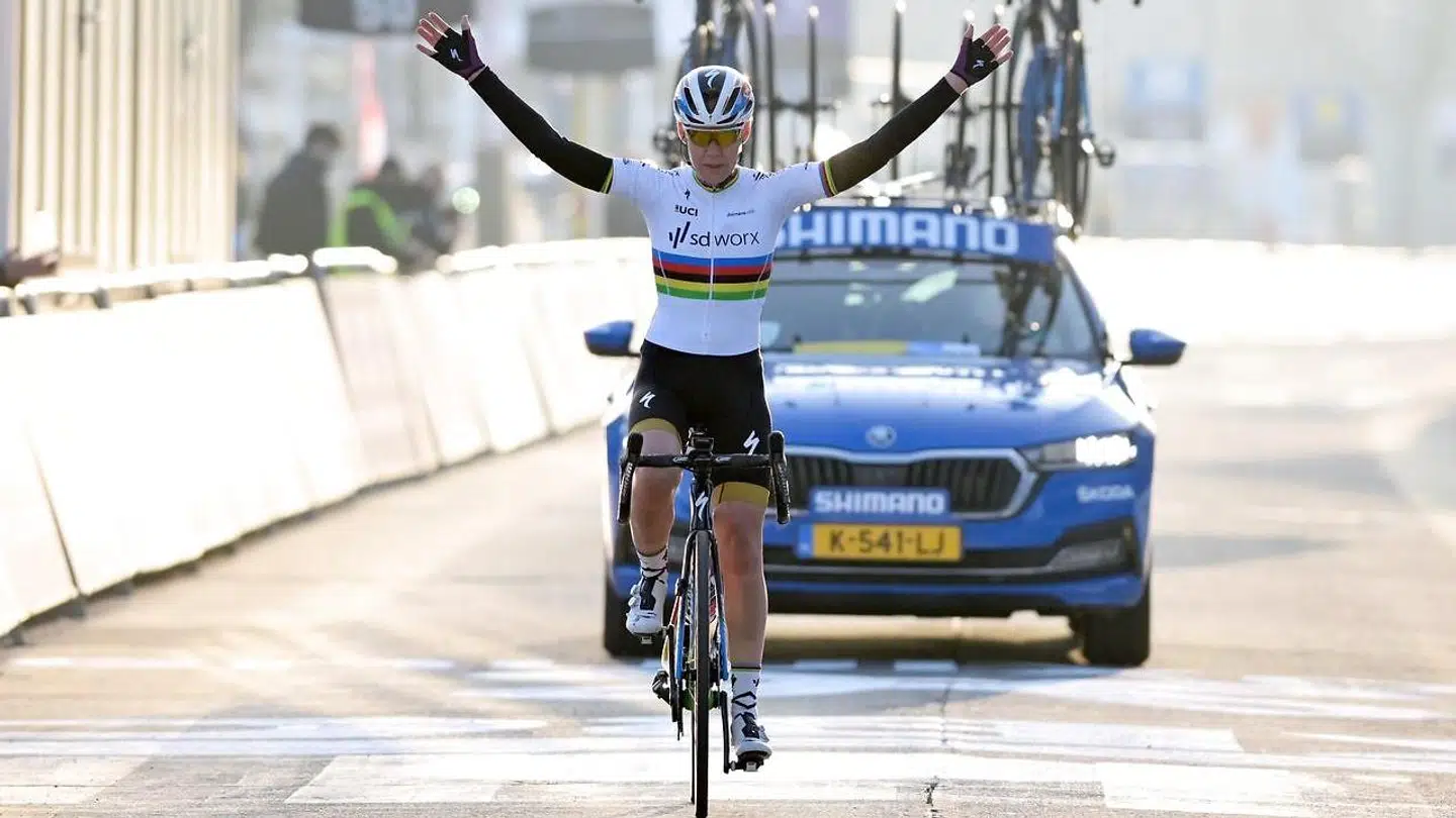 Da Anna van der Breggen vandt Omloop Het Nieuwsblad i februar måtte hun nøjes med knap 1.000 euro i præmiepenge. Den mandlige sejrherre, Davide Ballerini, fik 16 gange så mange penge.