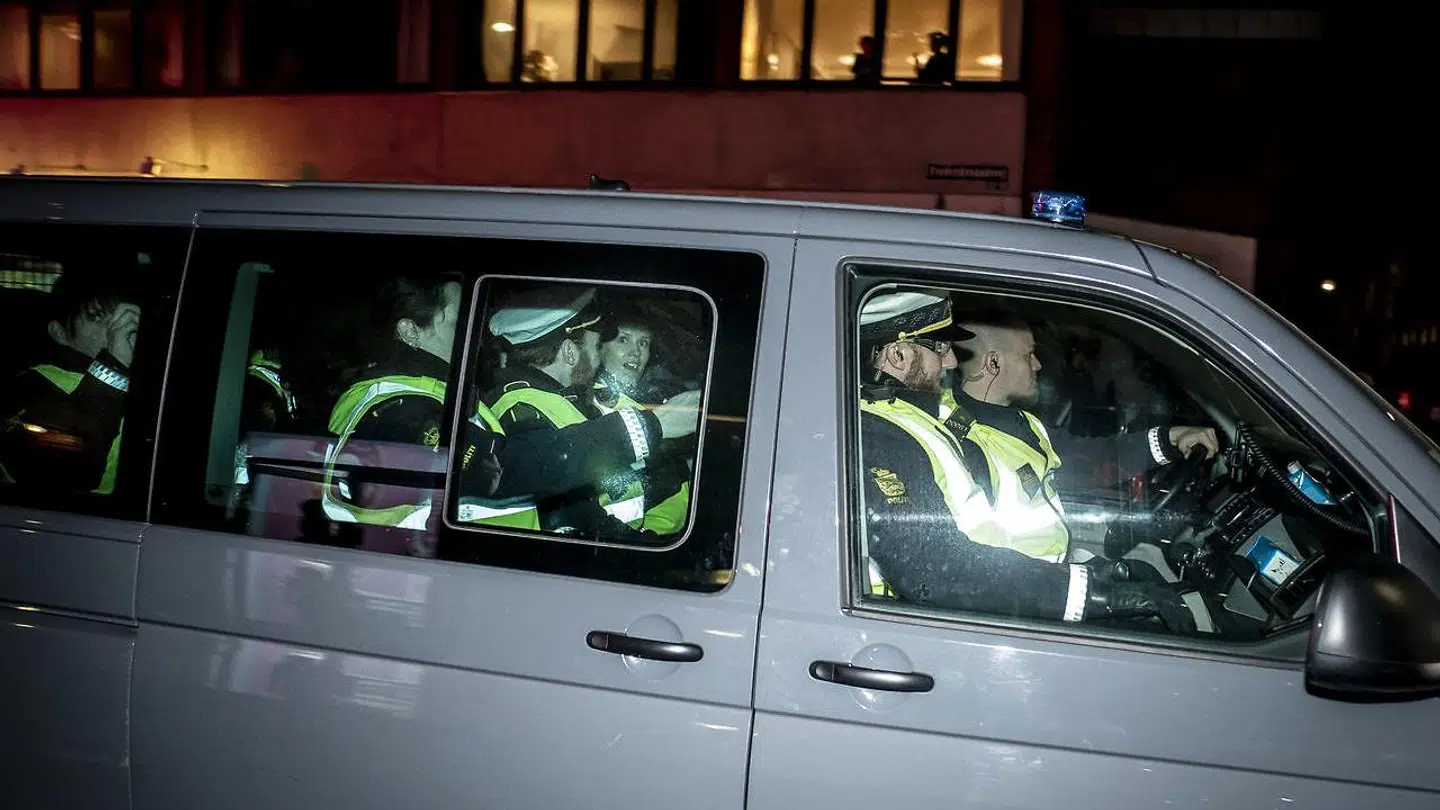 Politiet har været massivt til stede ved hver eneste demonstration, og det kommer de også til at være i aften. Her er de såkaldte dialogbetjente, der trækker sig under en demonstration i København, lørdag den 27. februar 2021.