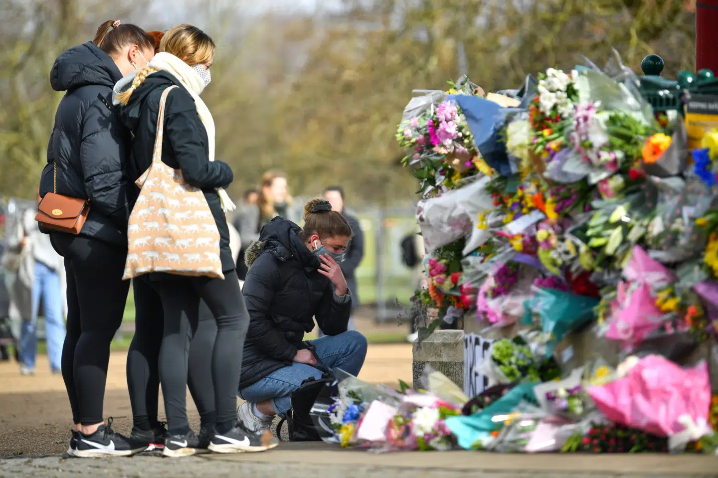 Sørgende ved mindested for den 33-årige Sarah Everad i London. Hun blev bortført og dræbt. Politimand er anholdt og varetægtsfængslet. Dylan Martinez/Reuters