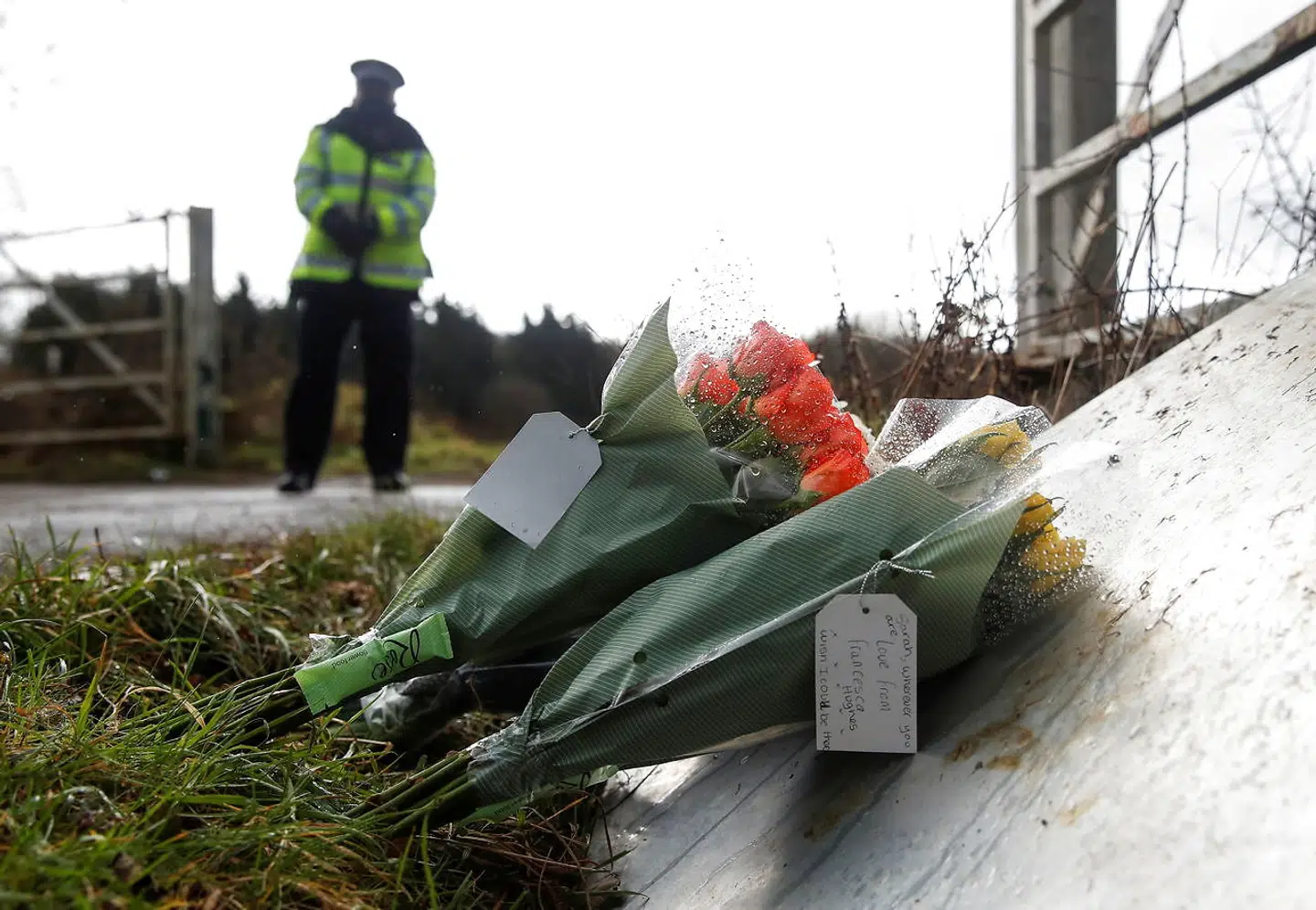 Blomster på det sted i Ashford, hvor der onsdag blev fundet et lig.