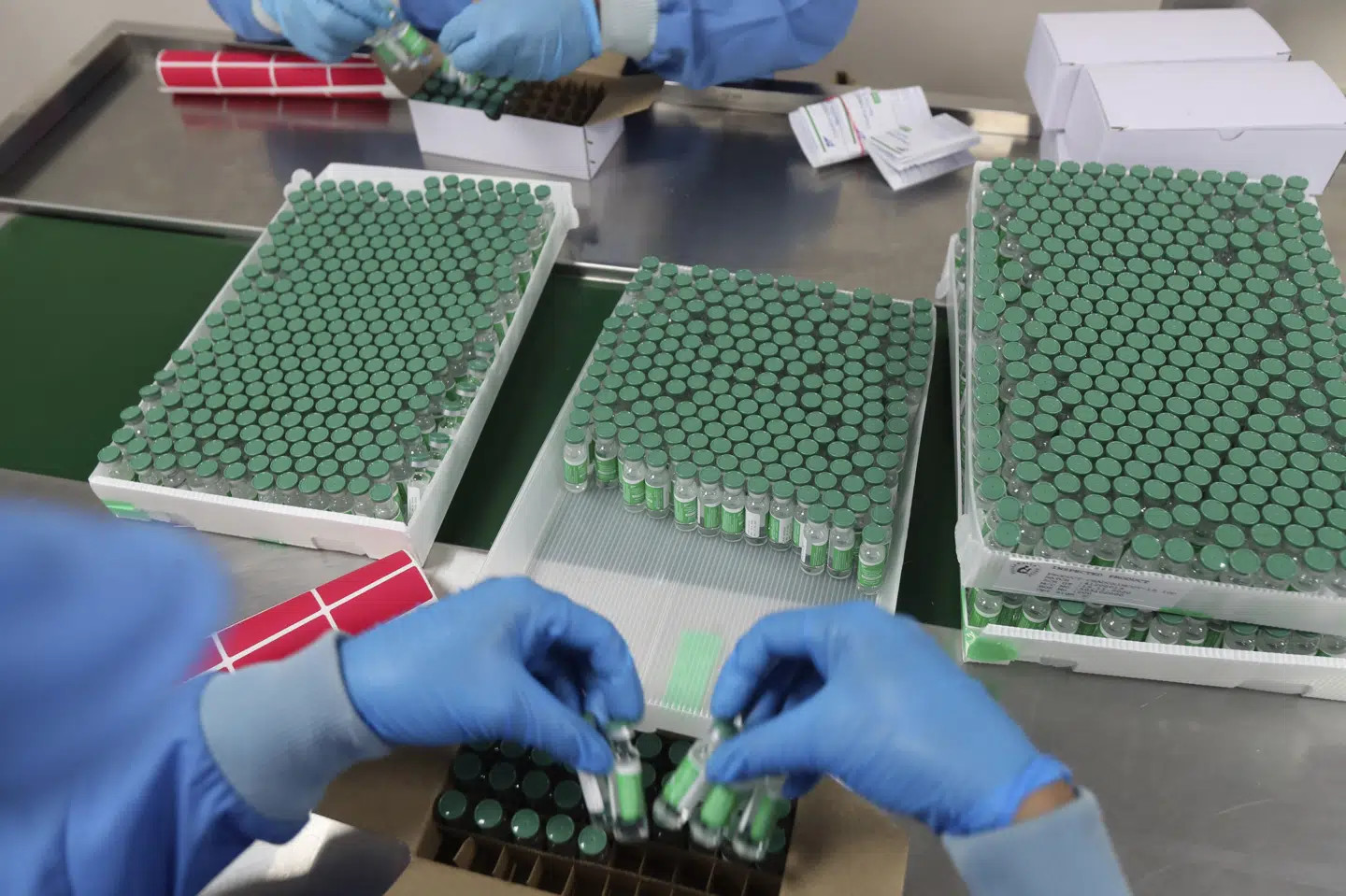 Indien har indtil nu givet over 28 millioner vaccineindsprøjtninger i landets store vaccine-program - de fleste af dem med AstraZeneca's vaccine, som produceres på Indiens Serum Institut. (Foto) Rafiq Maqbool/Ritzau Scanpix