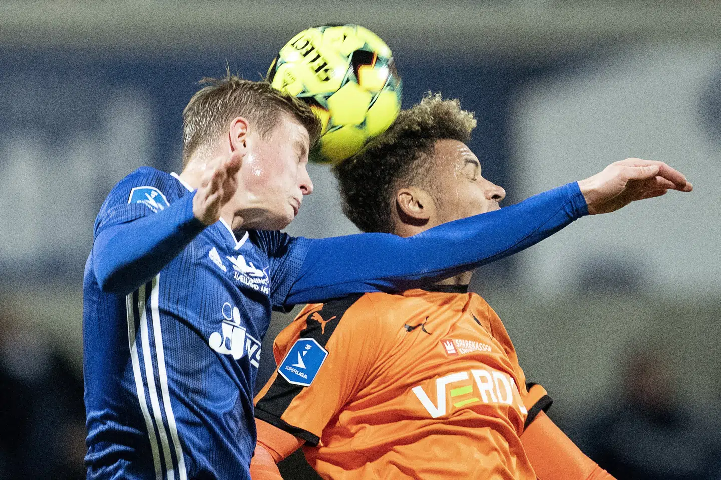 Her ses Frederik Winther i duel med Randers FC's Marvin Egho under superligakampen mellem Lyngby og Randers på Lyngby Stadion i december. Claus Bech/Ritzau Scanpix