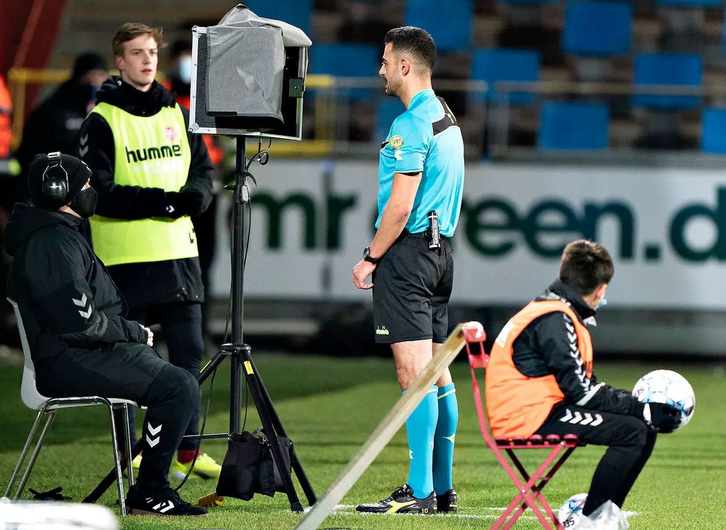 Dommer Aydin Uslu ser VAR og dømmer straffe i 3F Superliga-kampen mellem AaB og SønderjyskE på Aalborg Portland Park, mandag 8. marts 2021.. (Foto: Henning Bagger/Ritzau Scanpix)