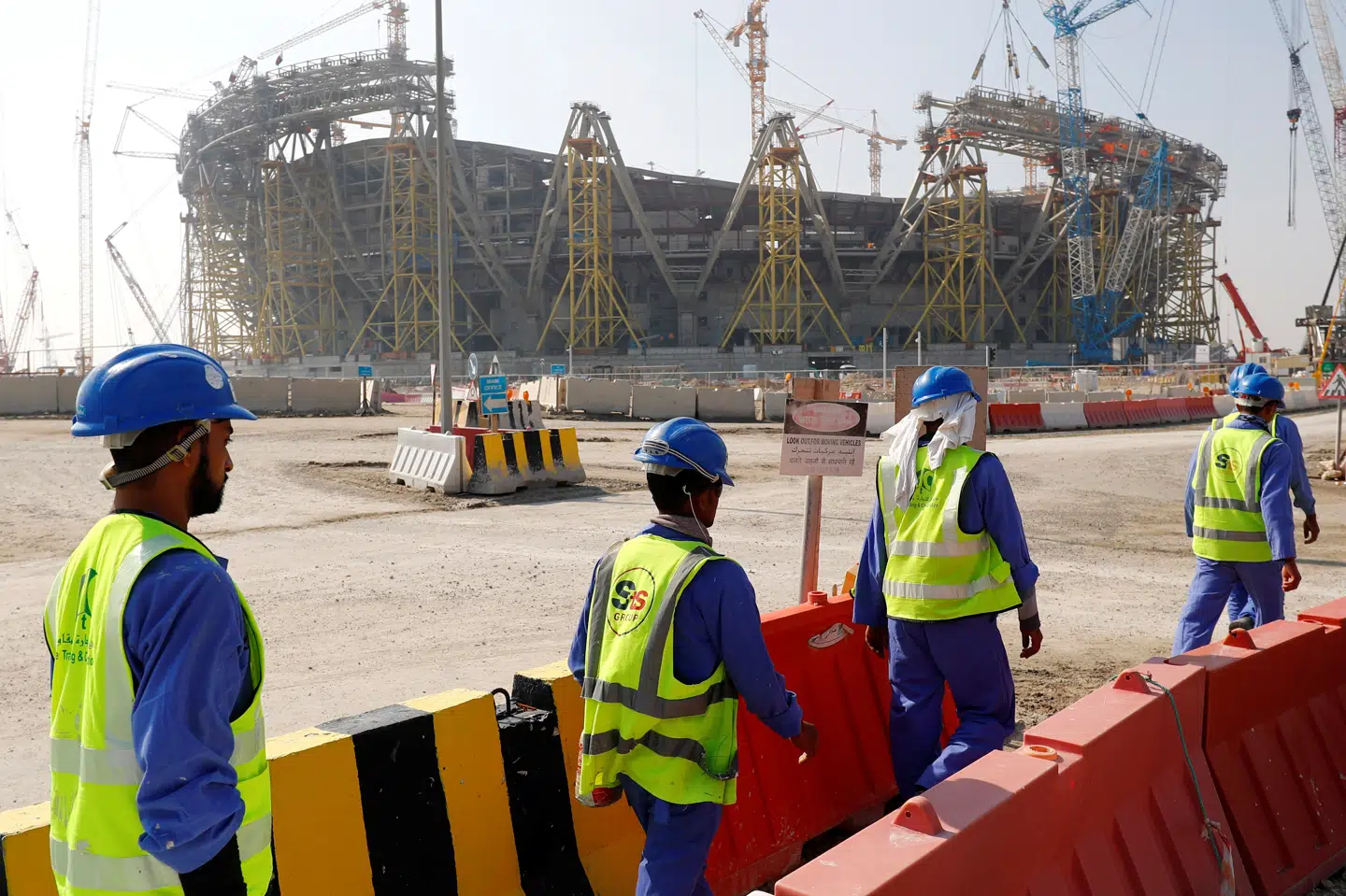 Gæstearbejdere bygger de store stadioner, der til næste år tages i brug ved VM i Qatar. I sidste uge opgjorde den britiske avis The Guardian, at mere end 6500 gæstearbejdere har mistet livet, siden Qatar i 2010 blev tildelt værtskabet. (Arkivfoto). Kai Pfaffenbach/Reuters