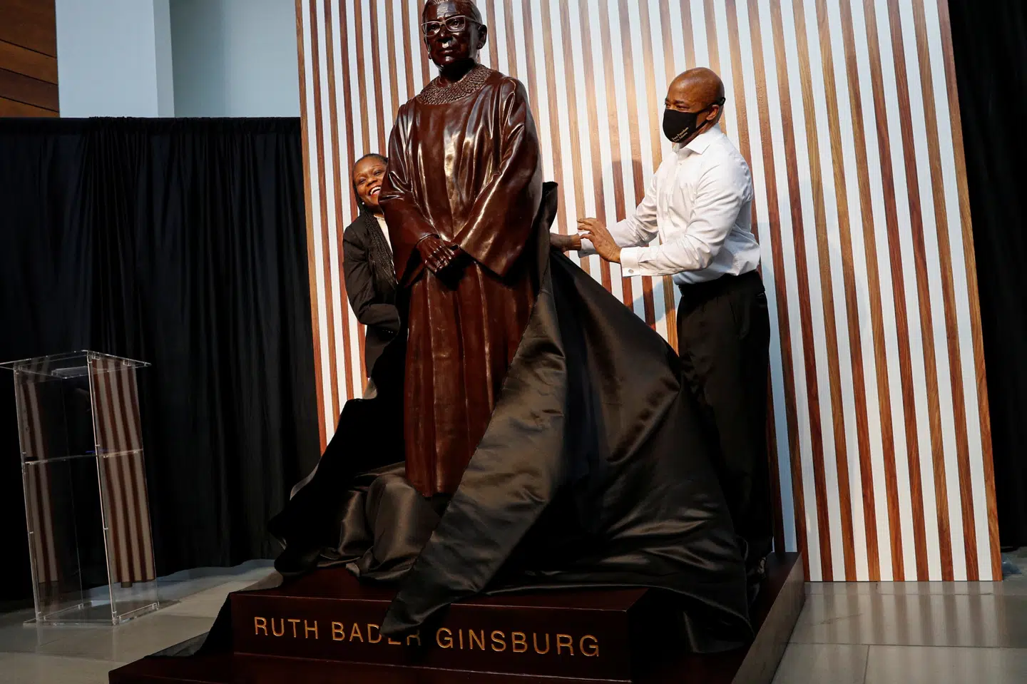 En statue af Ruth Bader Ginsburg lavet af kunstnerne Gillie og Marc Schattner blev fredag morgen lokal tid afsløret i New York City-bydelen Brooklyn. Brendan Mcdermid/Reuters