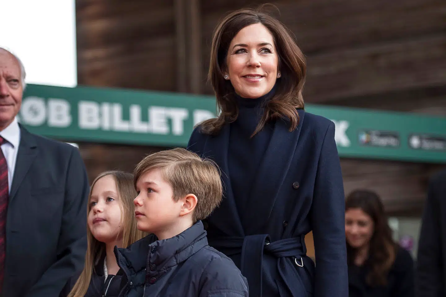 De royale tvillinger, prinsesse Josephine og prins Vincent, sammen med deres mor, kronprinsesse Mary.