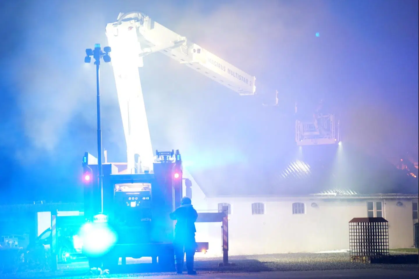 Beredskab igang med slukningsarbejdet.