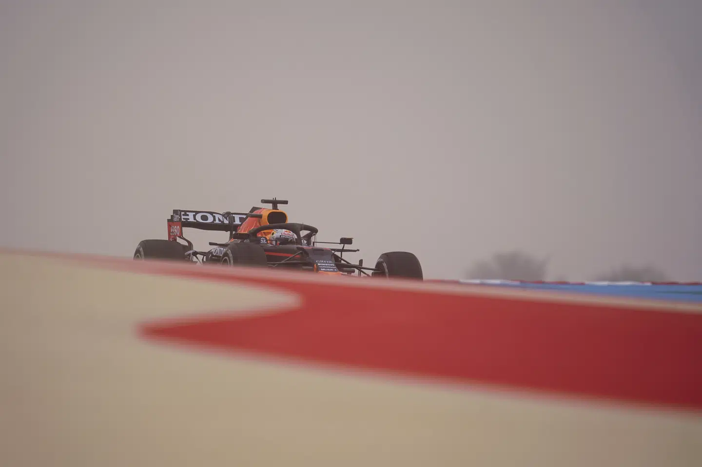 Der var masser sand i luften, da årets første Formel 1-test blev afholdt fredag. James Gasperotti/Ritzau Scanpix