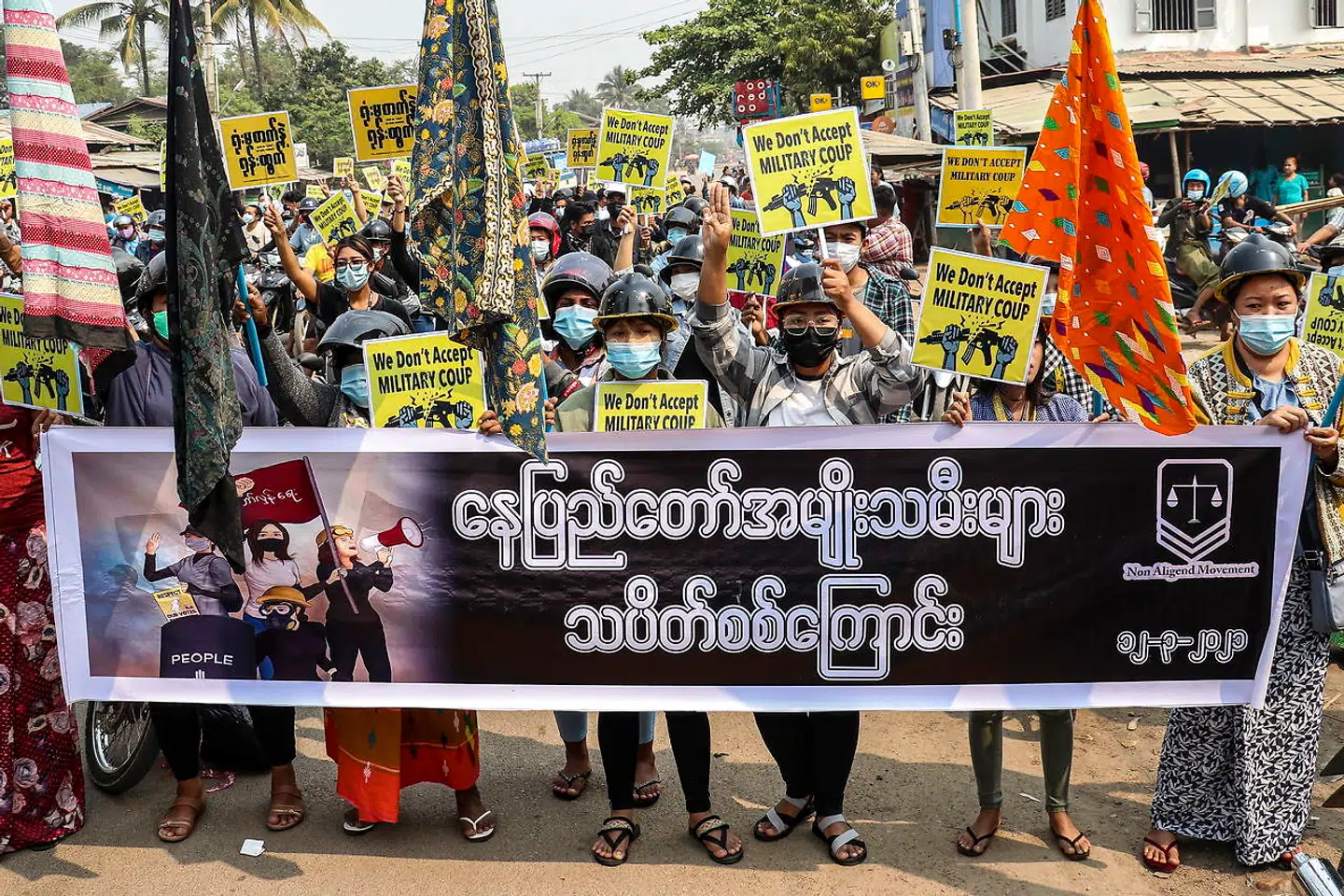 De demonstrerende bruger en særlig slags klæde båret af kvinder til at lave bannere. Det siges nemlig at bringe ulykke, hvis man kravler under dette stykke stof.