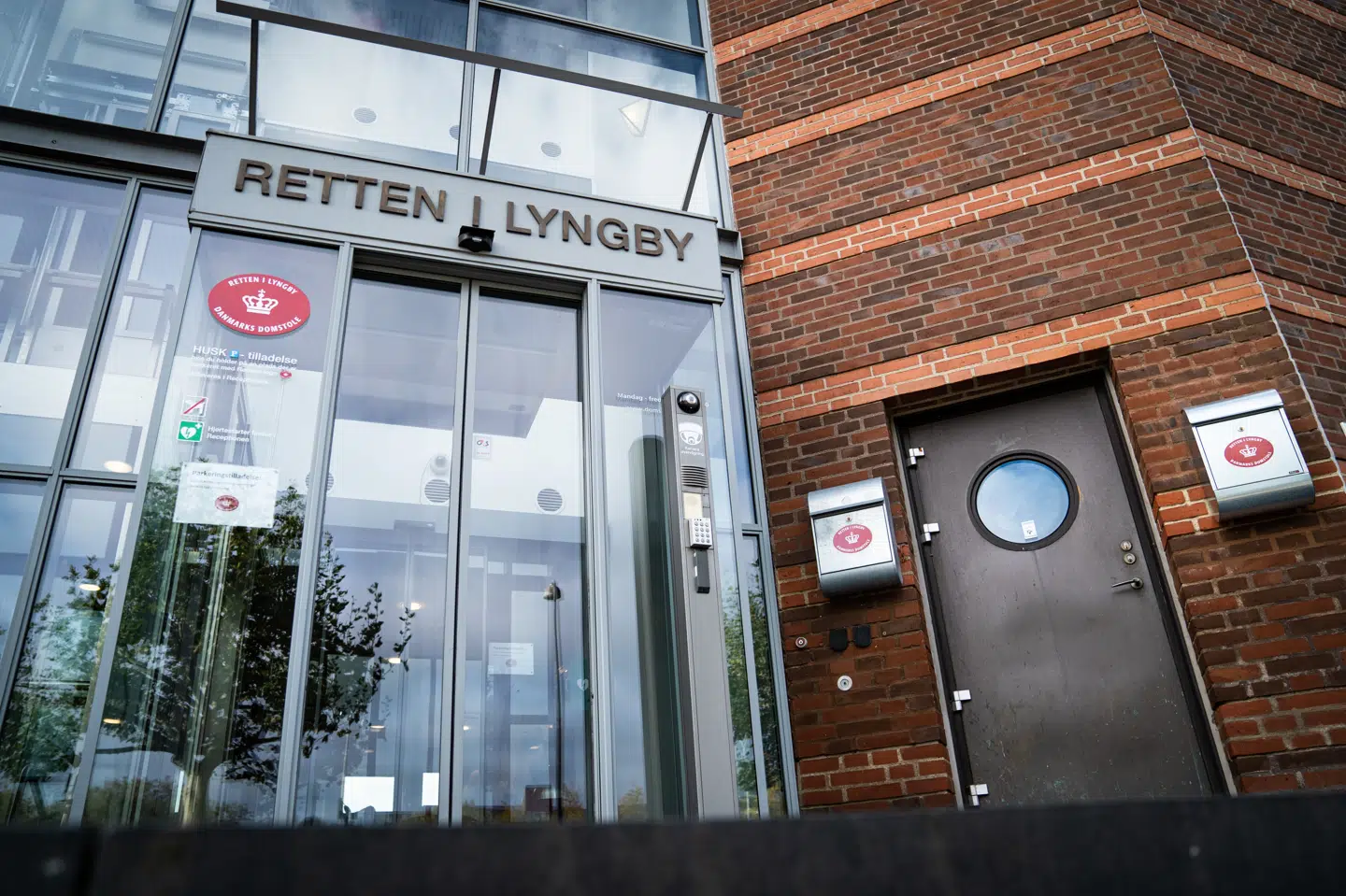 På mandag ventes en 43-årig mand i Retten i Lyngby at tilstå, at han i august gennembankede sin hustru og låste hende inde i deres lejlighed. Mens hun lå døende, tog han til Lyngby Station, hvor han stak en 24-årig mand ned. (Arkivfoto). Niels Christian Vilmann/Ritzau Scanpix