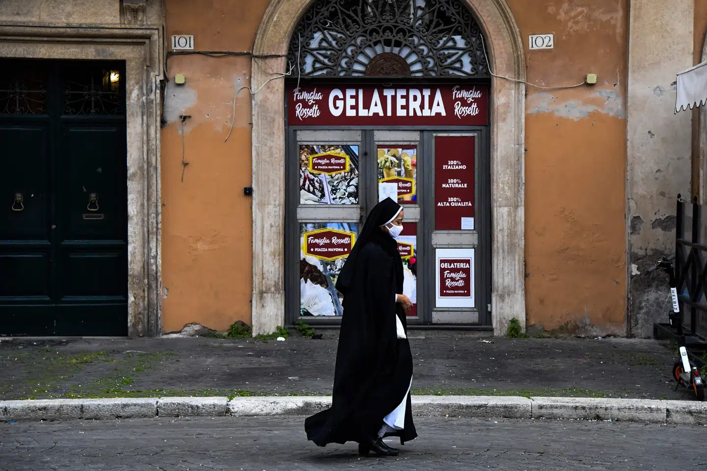 En nonne går forbi en lukket isbutik i Rom. Fra mandag lukker de fleste af Italiens regioner igen ned for at begrænse smitte med de nye varianter af coronavirus. I tre uger har smittetallet i Italien været stigende, og det bekræfter, at en tredje bølge er startet, siger chef for tænketank. (Arkivfoto) Tiziana Fabi/Ritzau Scanpix