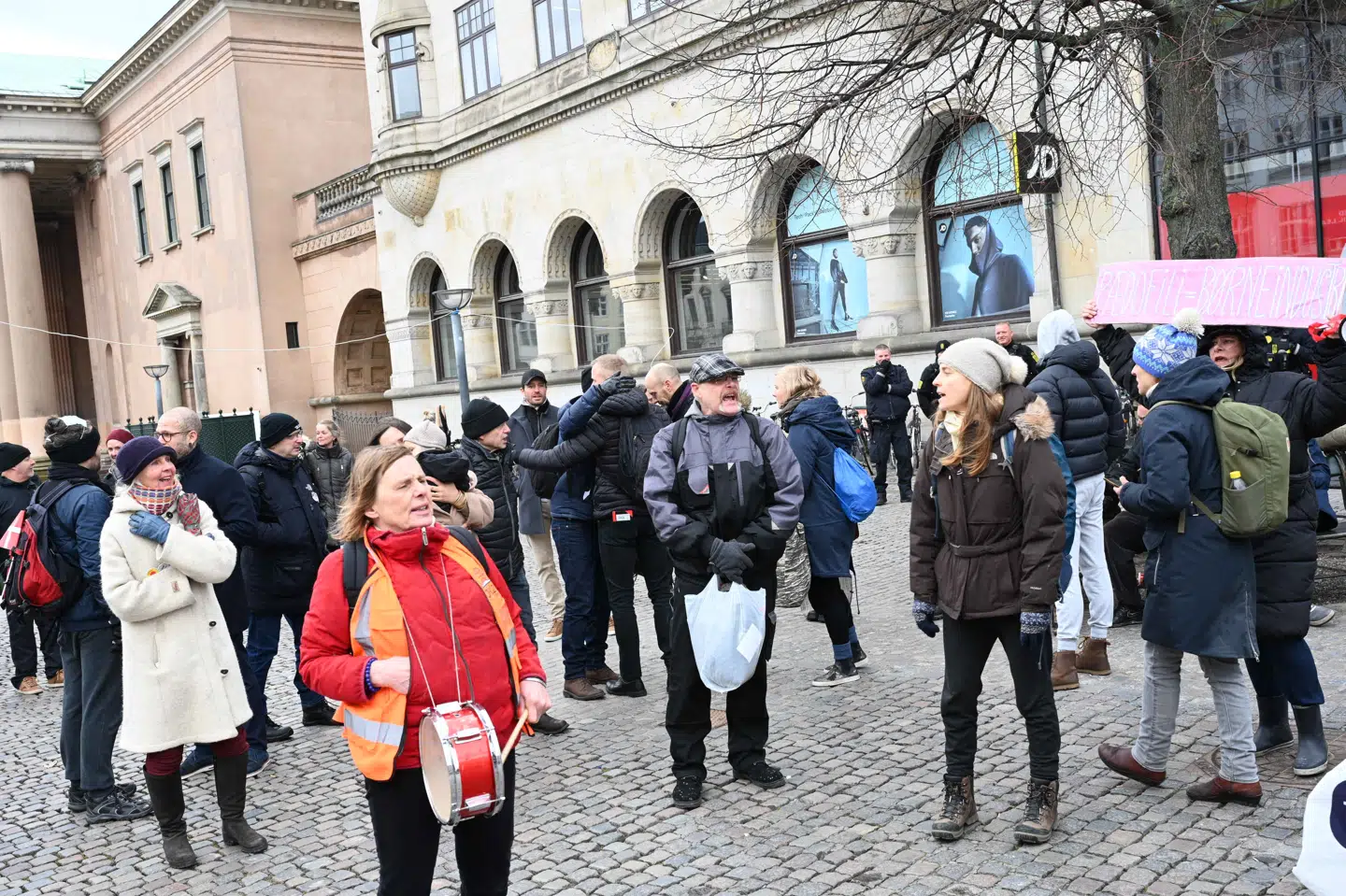 En stor gruppe mennesker var fredag eftermiddag mødt op for at vise deres støtte til den 30-årige kvinde, som er idømt to års fængsel for at have spillet en rolle i urolighederne ved en demonstration 9. januar. De råbte, slog på tromme og skældte både politi og anklager ud. Philip Davali/Ritzau Scanpix
