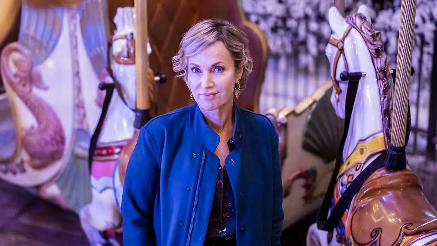 Natasja Crone er sammen med Mikkel Beha værter på TV 2s markering af årsdagen.