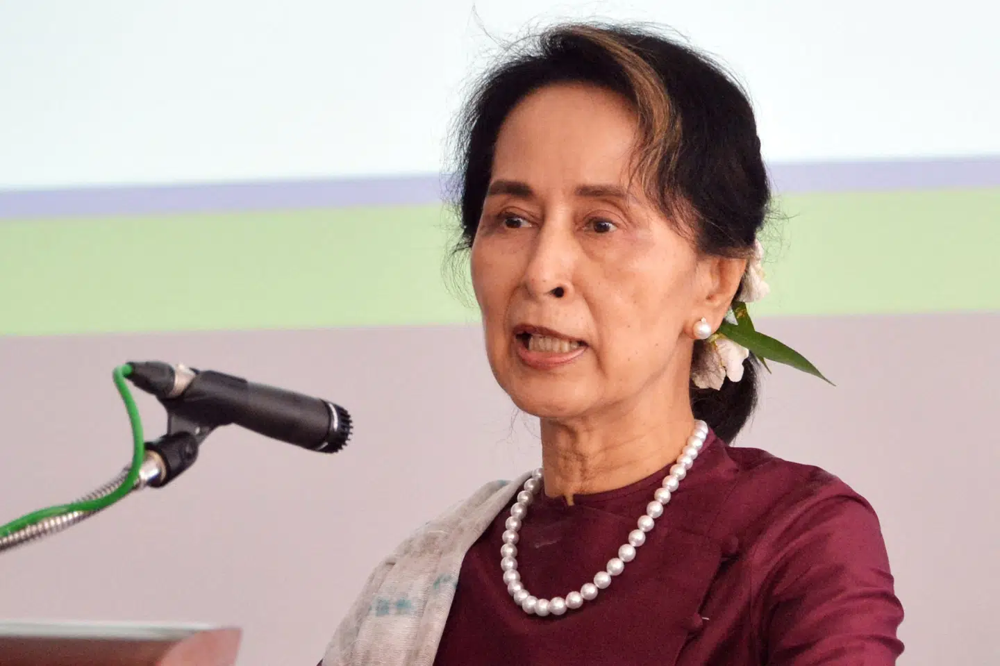 75-årige Aung San Suu Kyi er datter af Myanmars uafhængighedshelt, general Aung San. Internationalt blev hun tidligere set som et fredsikon. Men efter at Myanmars militær i 2017 indledte det, der af FN er blevet betegnet som et muligt folkedrab mod rohingya-mindretallet, er hendes stjerne falmet markant. (Arkivfoto.) Str/Ritzau Scanpix