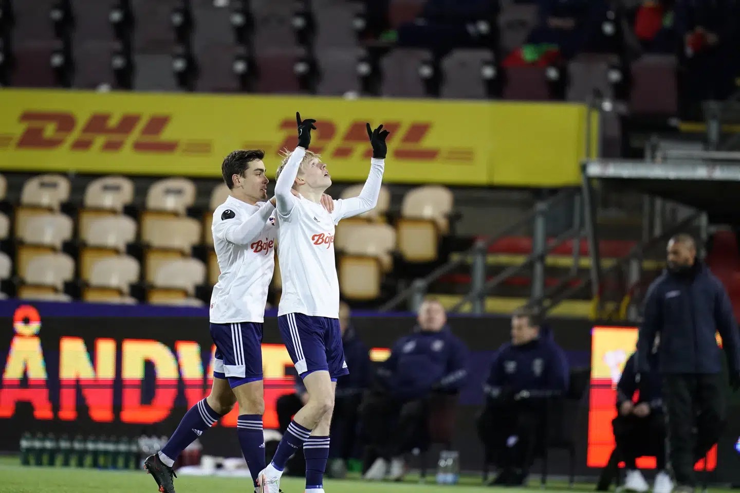 Jeppe Erenbjerg peger op mod aftenhimlen i Farum efter sin 1-0-scoring mod AGF. Liselotte Sabroe/Ritzau Scanpix