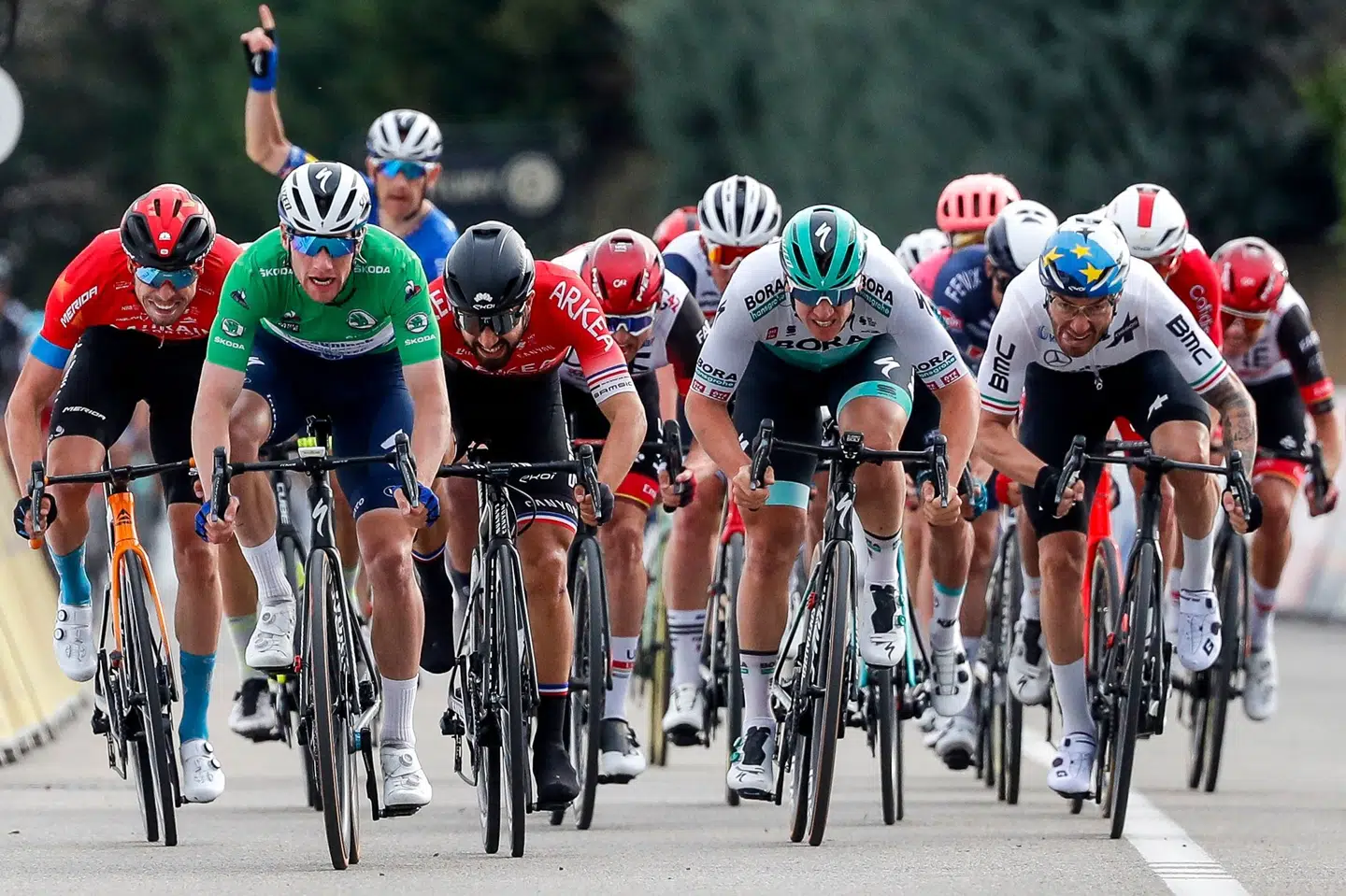 Michael Mørkøv stikker hånden i vejret i baggrunden for at markere, at han endnu en gang har kørt sin holdkammerat til sejr. Bas Czerwinski/Ritzau Scanpix