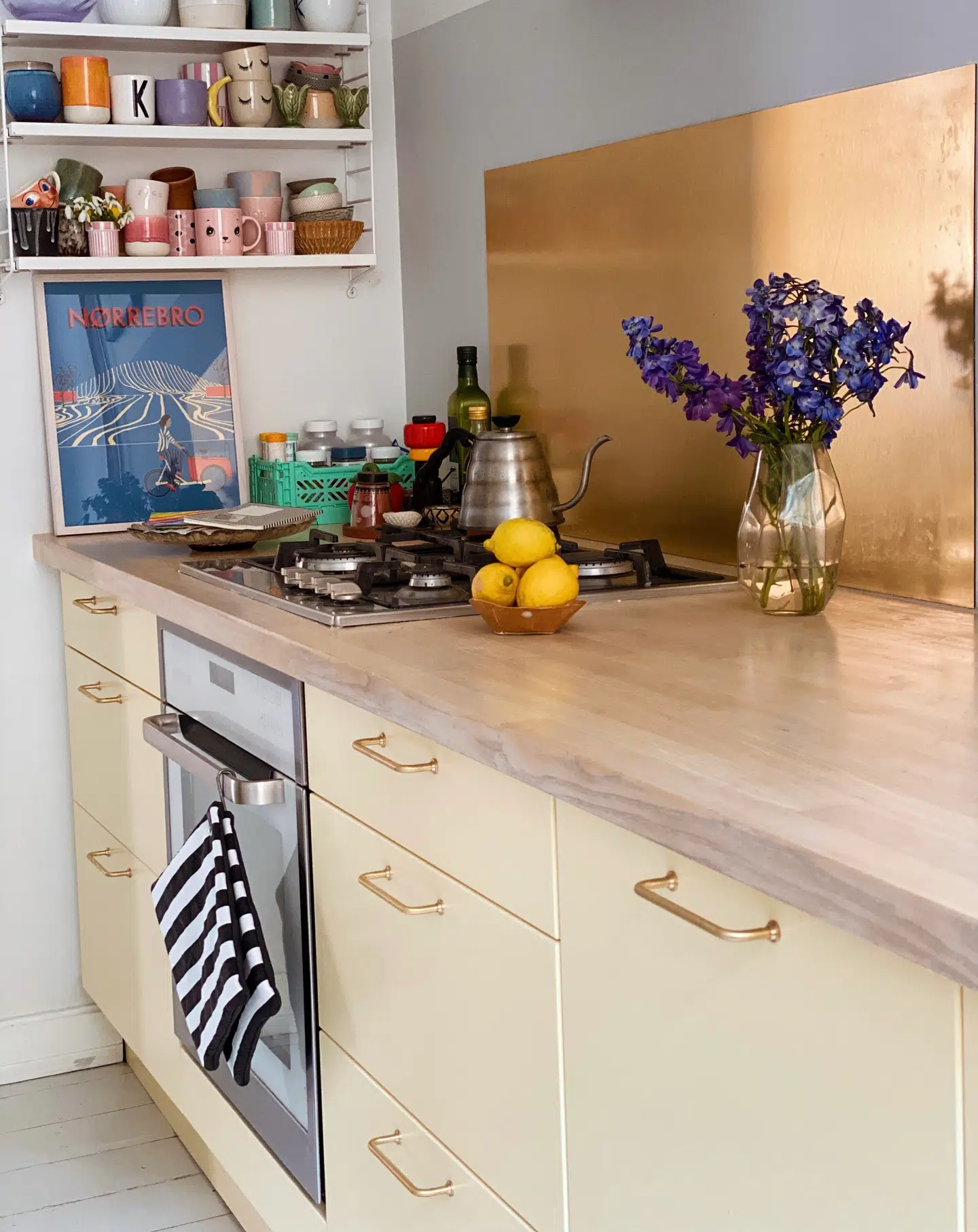 Trine Staberg Petersen, der står bag Instagramprofilen @trinesblend, er en af dem, der har kastet sig over pastellerne og har malet sit hvide køkken gult. Foto: @trinesblend