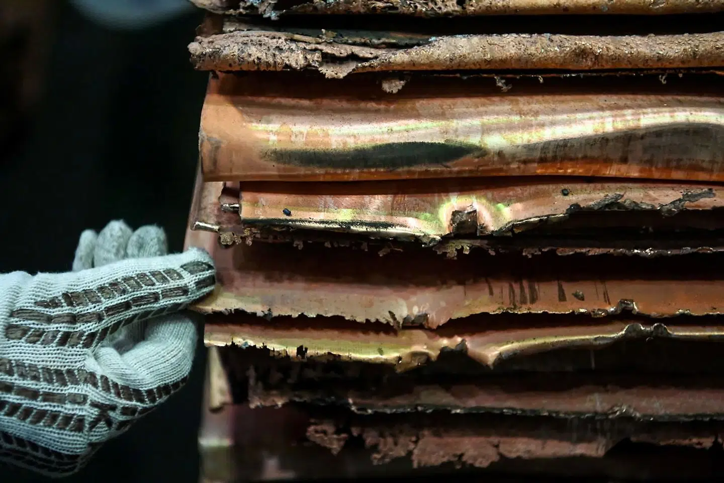 Kobberplader i firmaet Kola Mining and Metallurgical Company i byen Monchegorsk i Rusland.