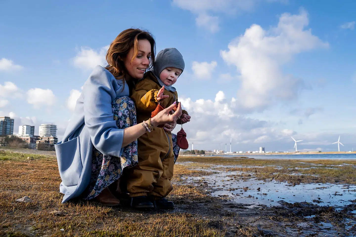 Lisbeth Østergaard fotograferet med sin søn ved Amager Strandpark i København.