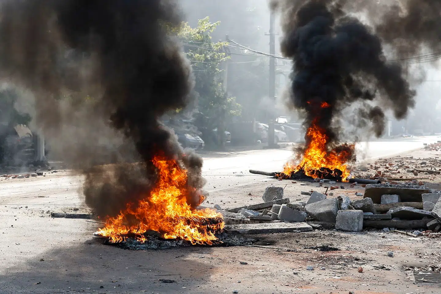 En vejspærring er sat i brand af militæret i Yangon.