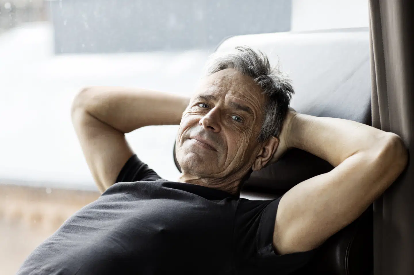 - Vi kan ikke selv bestemme, hvornår forelskelsen slår ned i os. Det er ikke en kraft, der kommer på besøg hver anden dag i vores liv. På samme måde kom den fuldstændig overraskende for mig i skikkelse af en asiatisk kvinde, der skulle hjælpe mig med min ryg, men som i stedet kom til at hjælpe mig med min sjæl, fortæller Michael Falch. Stine Heilmann/Free