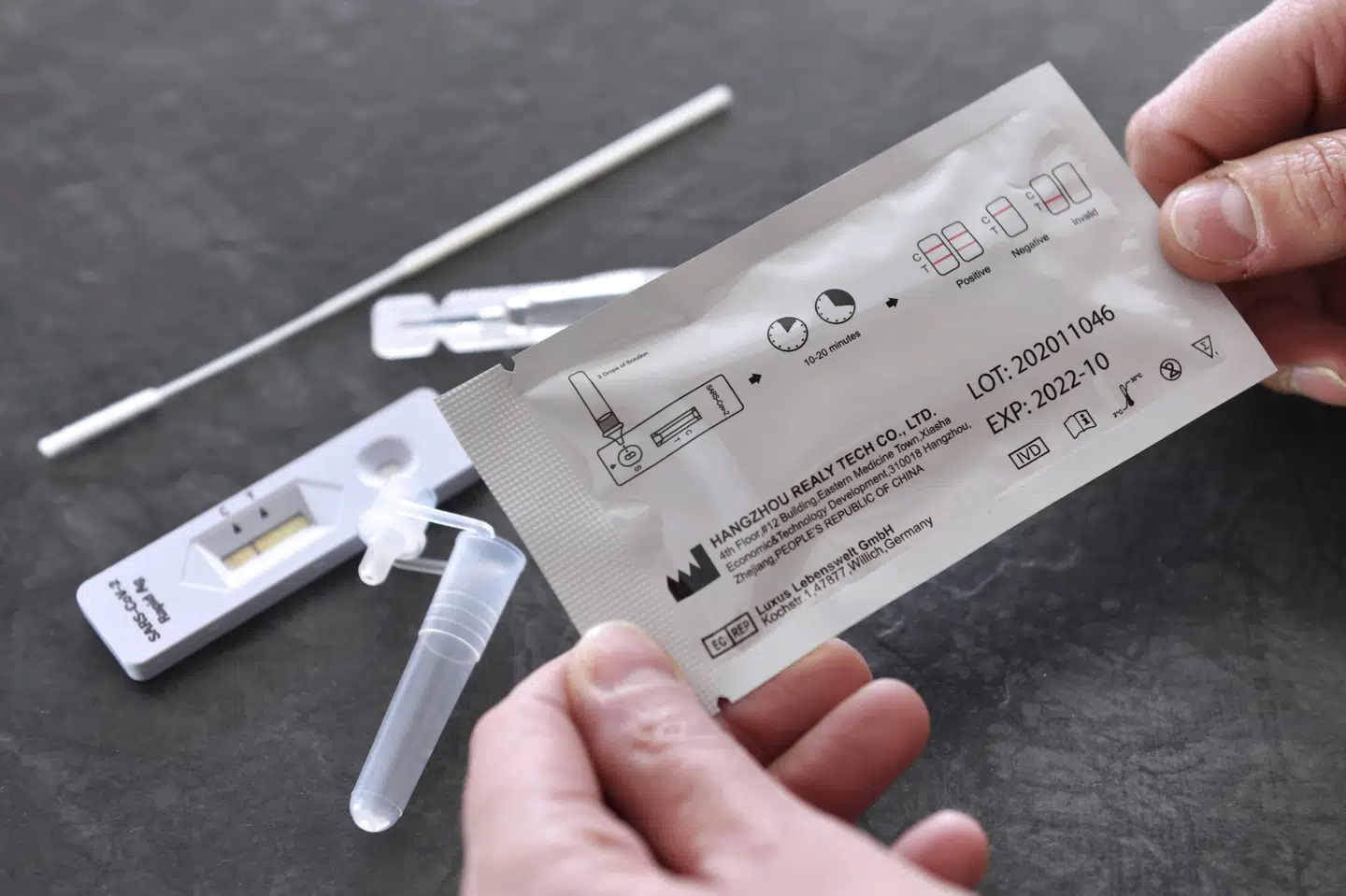 Der er på nuværende tidspunkt ingen hjemmetest, som er CE-mærket til brug i hjemmet. Der er dog en mulighed for at ansøge om dispensation hos Lægemiddelstyrelsen, men indtil videre har ingen virksomheder ansøgt i Danmark. (Arkivfoto) Frank Hoermann / Sven Simon/Ritzau Scanpix