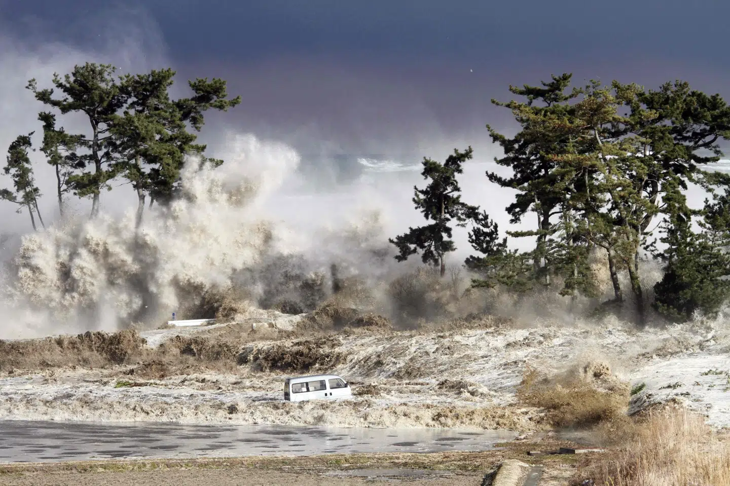 Der var meldinger om bølger op til 40 meters højde, da et jordskælv i Japan 11. marts 2011 udløste en tsunami. Her ses bølger fra tsunamien ramme kysten i Fukushima-området. (Arkivfoto). Str/Ritzau Scanpix