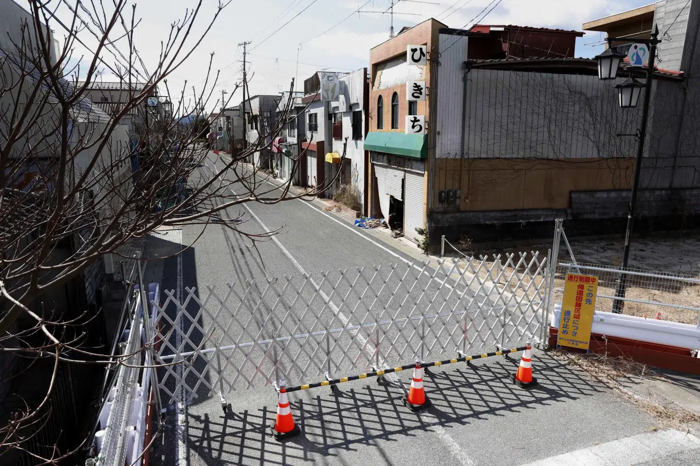 Byen Okuma er 10 år efter Fukushima-ulykken stadig lukket bag barrikader. Byen ligger i en lukket zone, som omfatter områderne i ti kilometers afstand fra Fukushima-atomkraftværket. Okuma kan derfor ikke besøges af uvedkommende. Unknown/Ritzau Scanpix