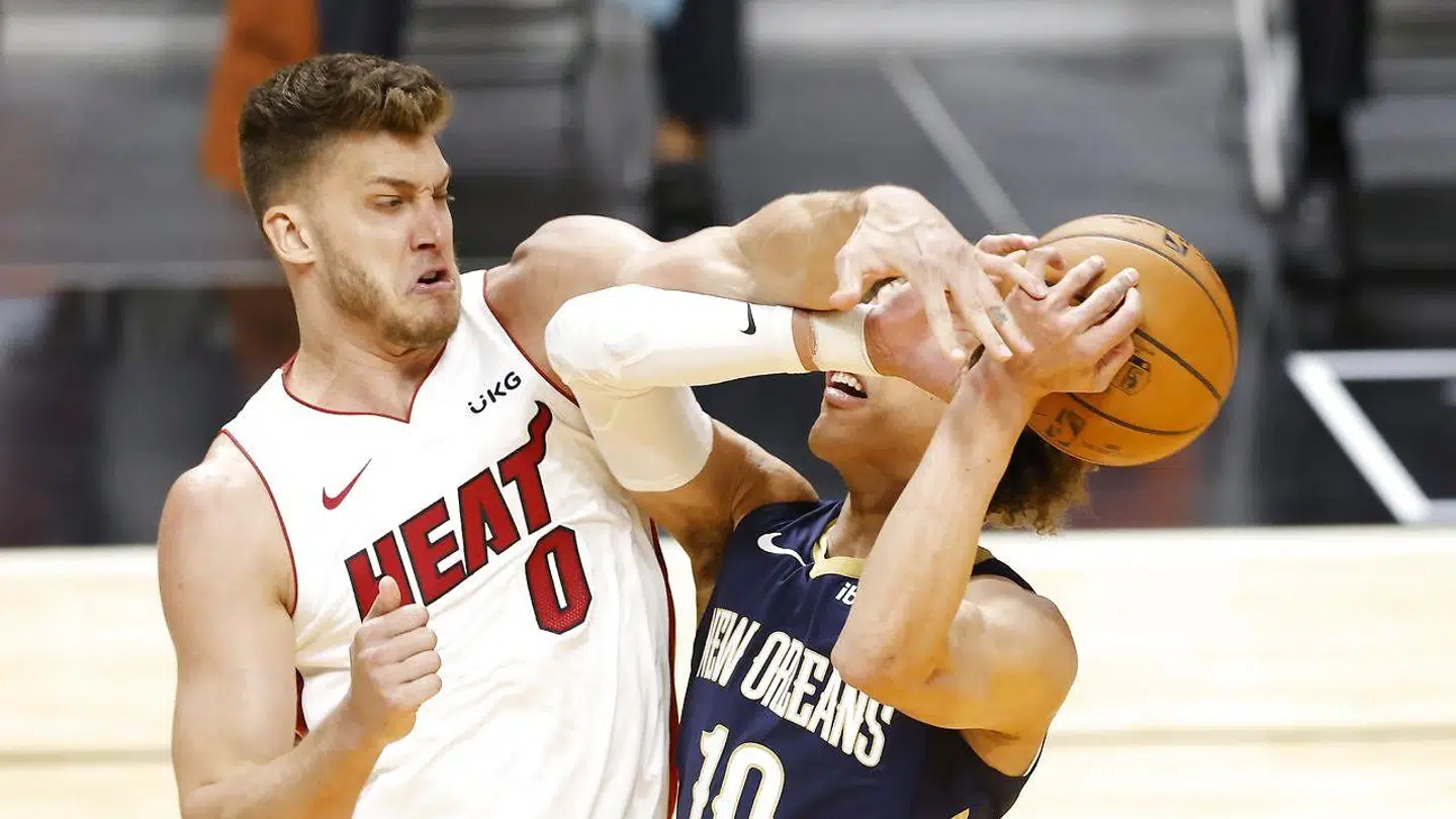 Meyers Leonard (tv.) i aktion for Miami Heat.