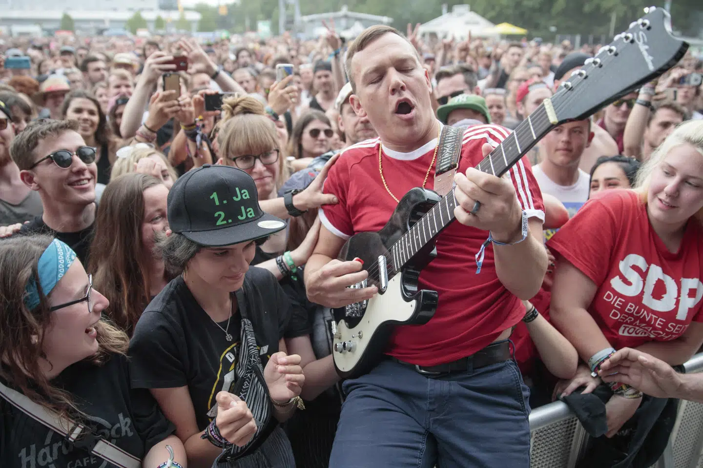 I juni 2019 spillede det amerikanske rockband Cage The Elephant på festivalen Rock im Park i tyske Nürnberg. Her ses guitaristen Brad Shultz. Daniel Karmann/Ritzau Scanpix