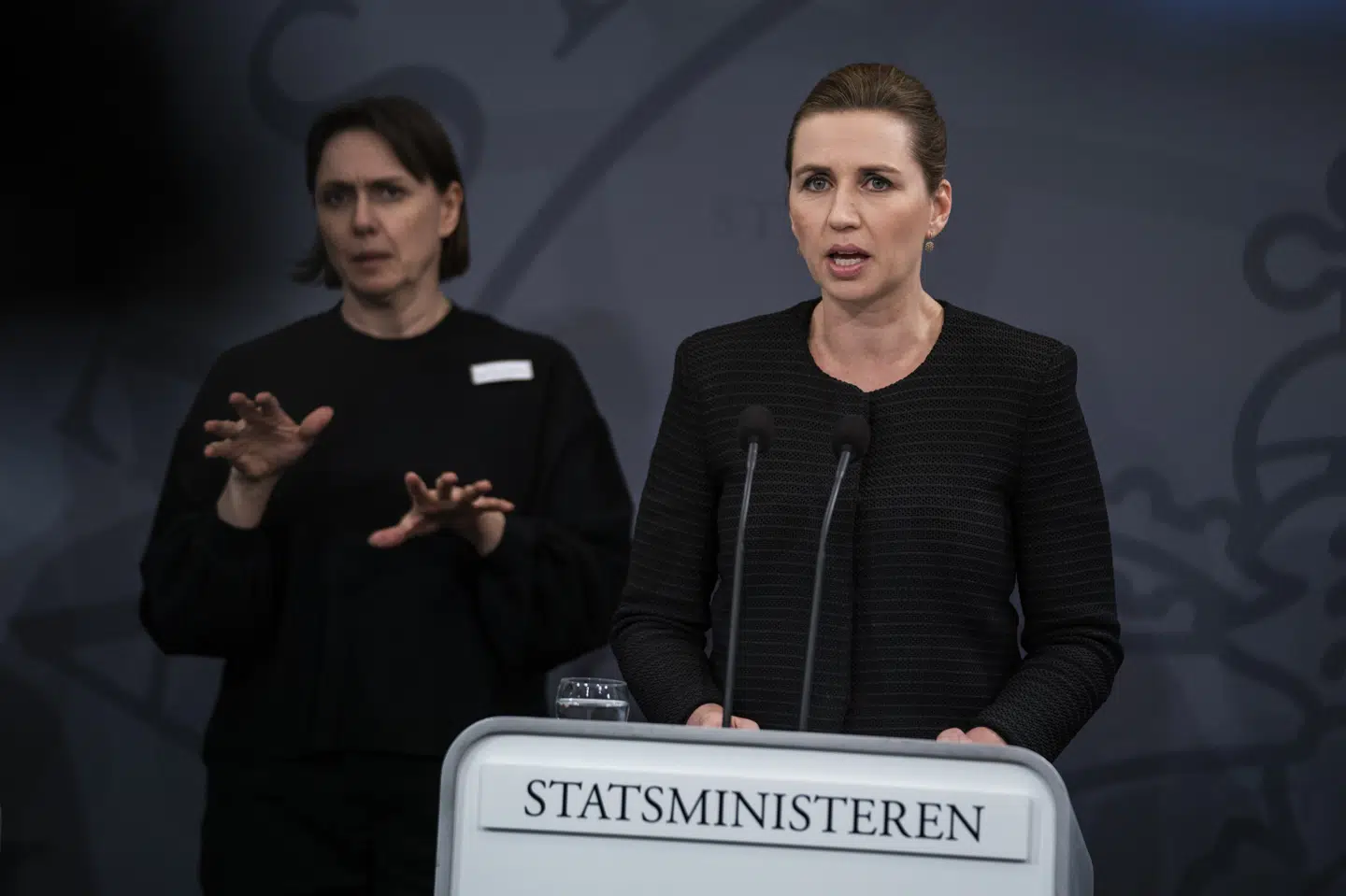 Torsdag er det et år siden, at statsminister Mette Frederiksen stillede sig op på et pressemøde og annoncerede en omfattende nedlukning af det danske samfund for at forhindre spredning af coronavirus. Netop coronakrisen sikrer statsministeren en plads i historiebøgerne, vurderer historiker Claus Bundgård Christensen. Historien har dog vist, at man hurtigt kan miste magten efter en krise, sådan som det blandt andet skete for premierminister Winston Churchill i Storbritannien lige efter Anden Verdenskrigs afslutning. (Arkivfoto) Martin Sylvest/Ritzau Scanpix