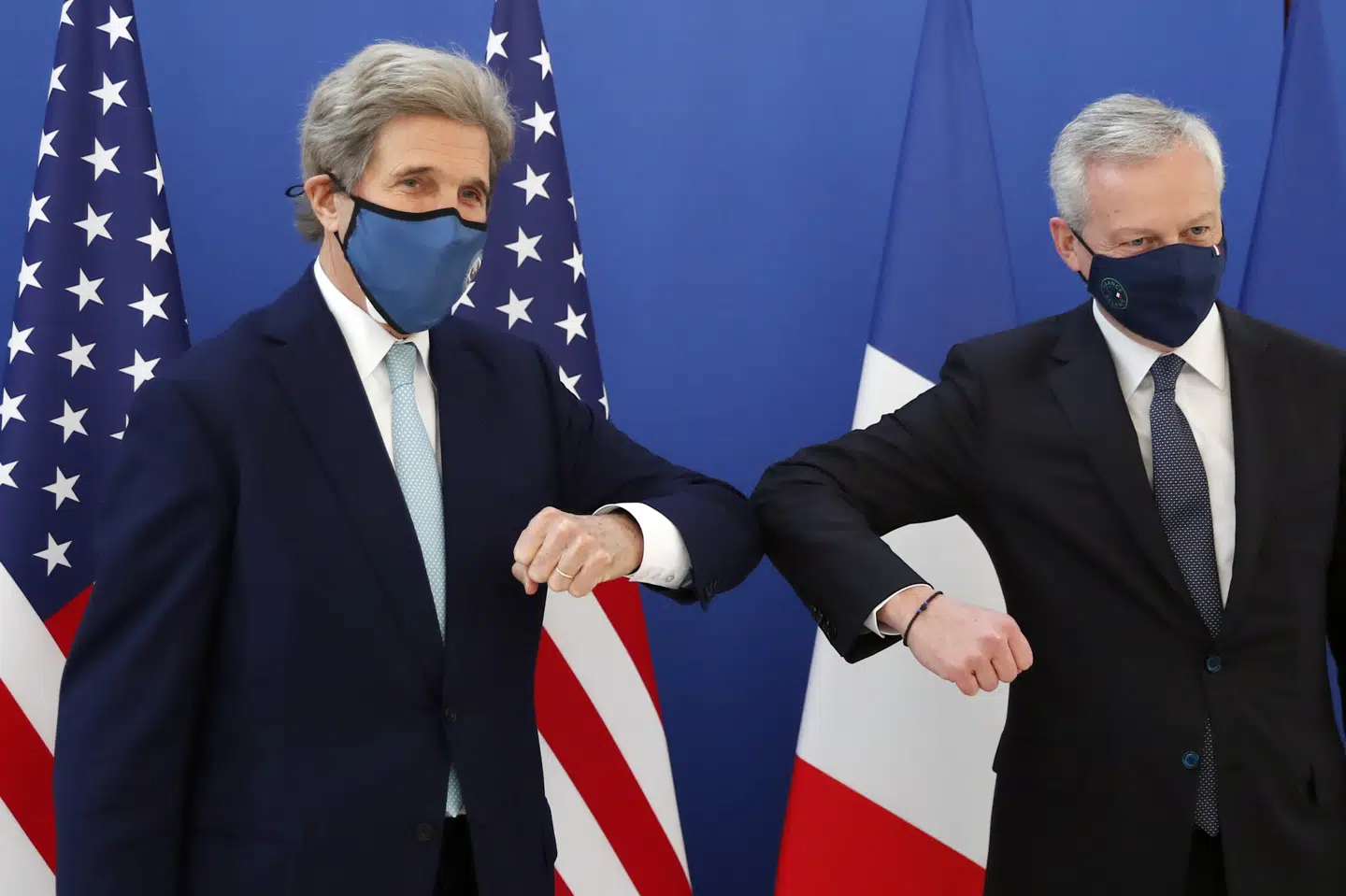 Inden et klimatopmøde 22. april vil USA fastsætte nye nationale mål for at modvirke klimaforandringer. Det siger John Kerry (tv), der er den amerikanske regerings særlige klimaudsending, efter et møde onsdag med Frankrigs økonomi- og finansminister, Bruno Le Maire (th). François Mori/Ritzau Scanpix