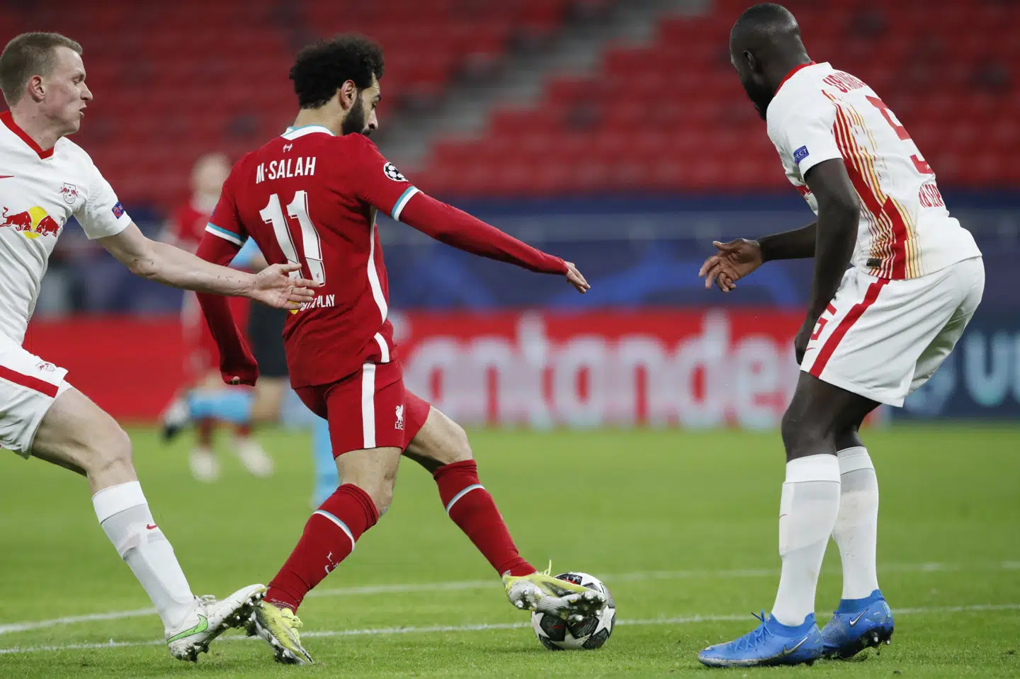 Mohamed Salah trækker sig fri og bringer Liverpool på 1-0 mod Leipzig. Bernadett Szabo/Reuters