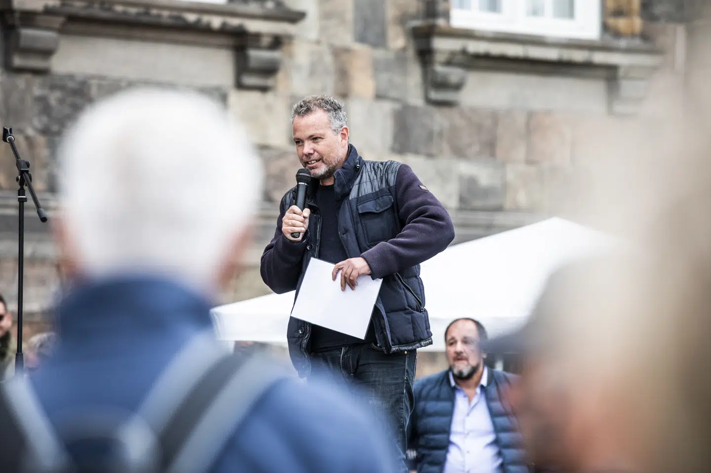 Musiker Rasmus Nøhr optræder ikke ved demonstrationer mod coronarestriktioner torsdag. Nøhr har tidligere udtalt sig kritisk om håndteringen af coronasituationen og ses på billedet til en demonstration i efteråret 2020. (Arkivfoto). Ólafur Steinar Rye Gestsson/Ritzau Scanpix