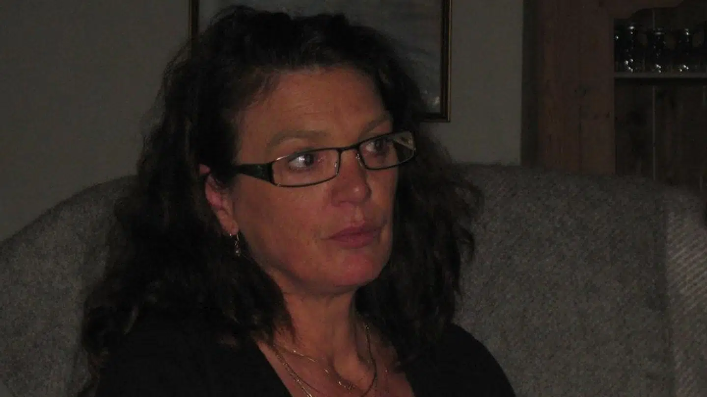 Bente Christiansen er en af Læsøs to frisører. Der er ikke et eneste tilfælde af sygdommen på øen, der ligger midt i Kattegat. Men Bente skal holde lukket alligevel.