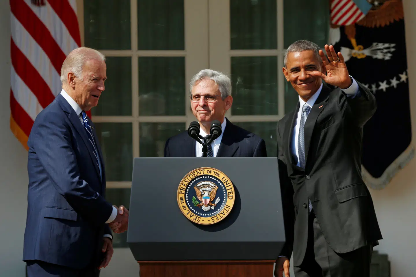 Dommer Merrick Garland, der her trykker hånd med daværende vicepræsident Joe Biden, var daværende præsident Barack Obamas nominerede til en ledig post i USA's højesteret i 2016. Men på det tidspunkt blokerede Republikanerne i Senatet for, at han blev udnævnt til posten. Nu har Senatet godkendt ham som landets ny justitsminister. (Arkivfoto) Kevin Lamarque/Reuters
