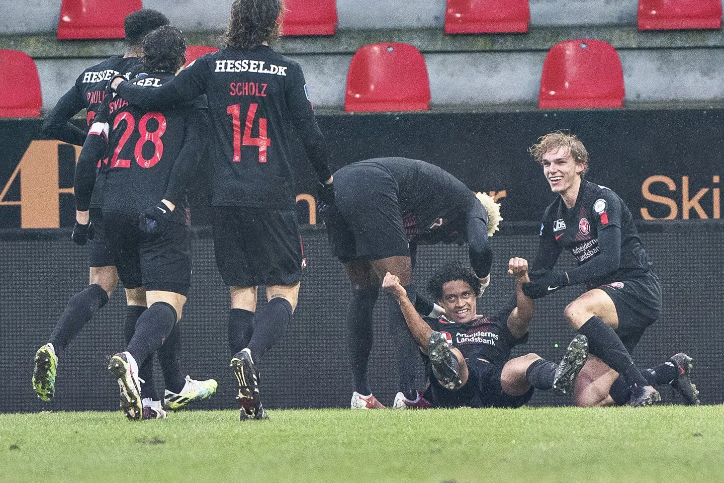 Japhet Sery Larsen scorede til 1-0 og lykønskes her af holdkammeraterne. Henning Bagger/Ritzau Scanpix