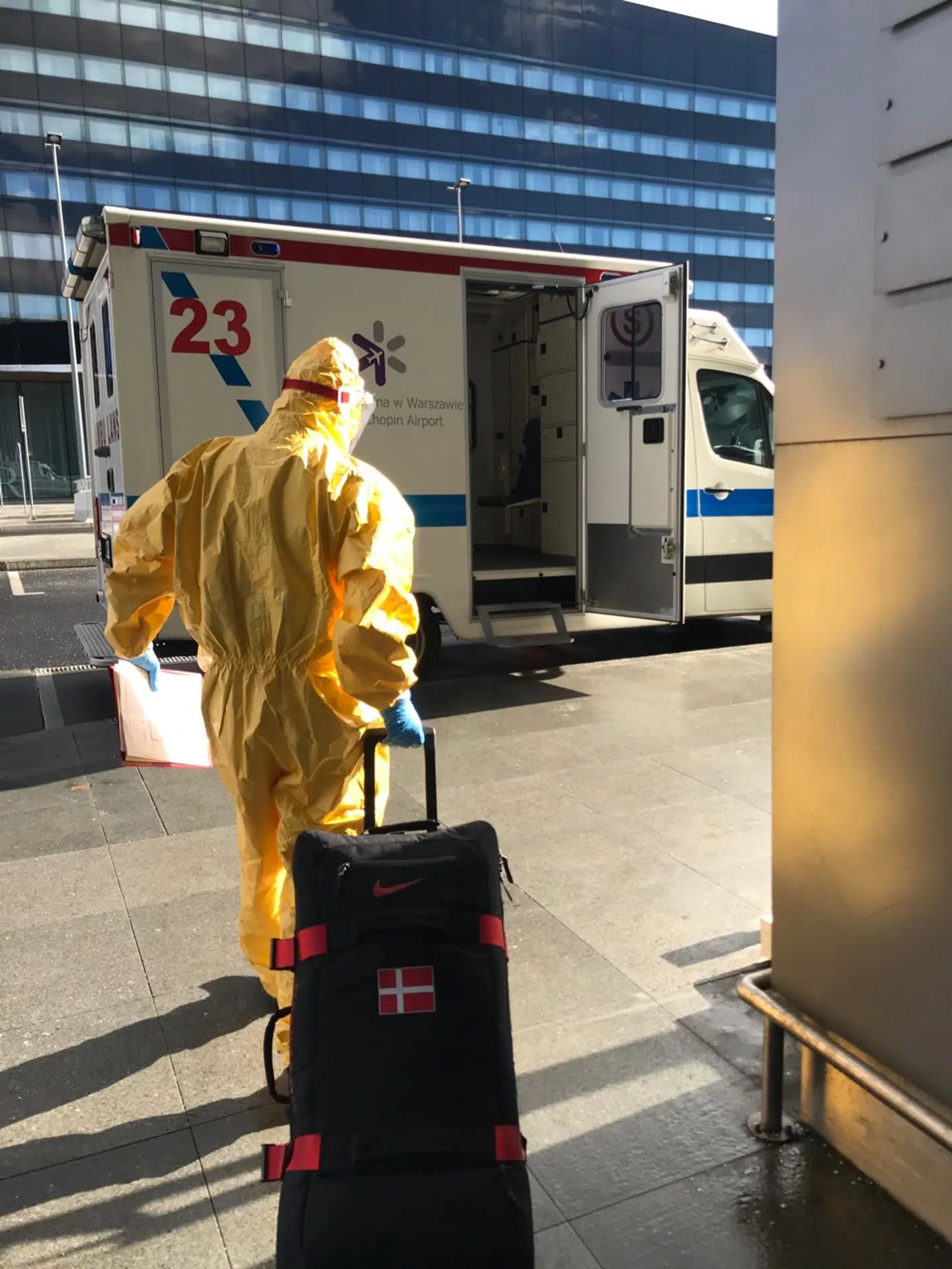 Det var ikke lige dette syn,Astrid Glenner-Frandsen havde forventet på vej hjem fra EM. Her blliver transporteret med ambulance til isolation på et coronahotel.