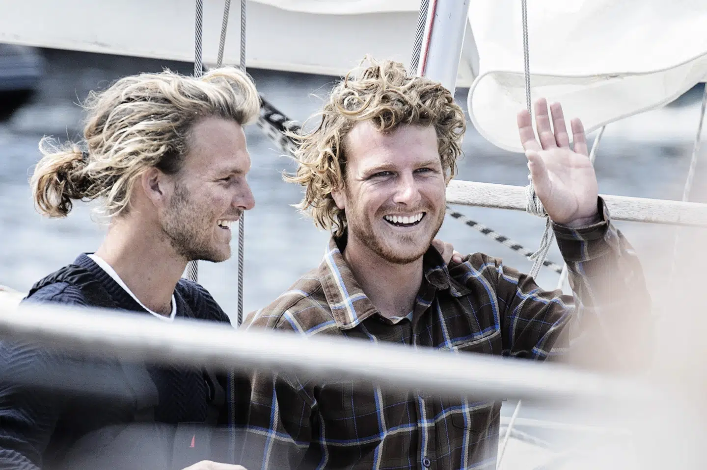 Den 15. juli 2016 vendte familien Beha tilbage på dansk grund efter en jordomrejse på tre år. Rejsen på skibet Havana blev fulgt i TV2-programmet Kurs mod fjerne kyster, som tiltrak flere hundredtusinder seere. Til højre ses Theis Midé Erichsen med broren Emil Midé Erichsen ved sin side. (Arkivfoto) Emil Hougaard/Ritzau Scanpix