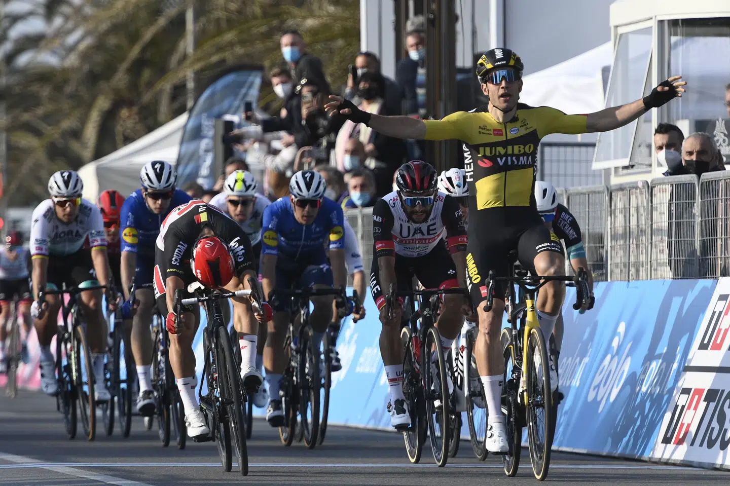Wout van Aert tog sin første sejr i 2021, da han spurtede først over stregen på 1. etape af Tirreno-Adriatico. Gian Mattia D''albertolapresse/Ritzau Scanpix